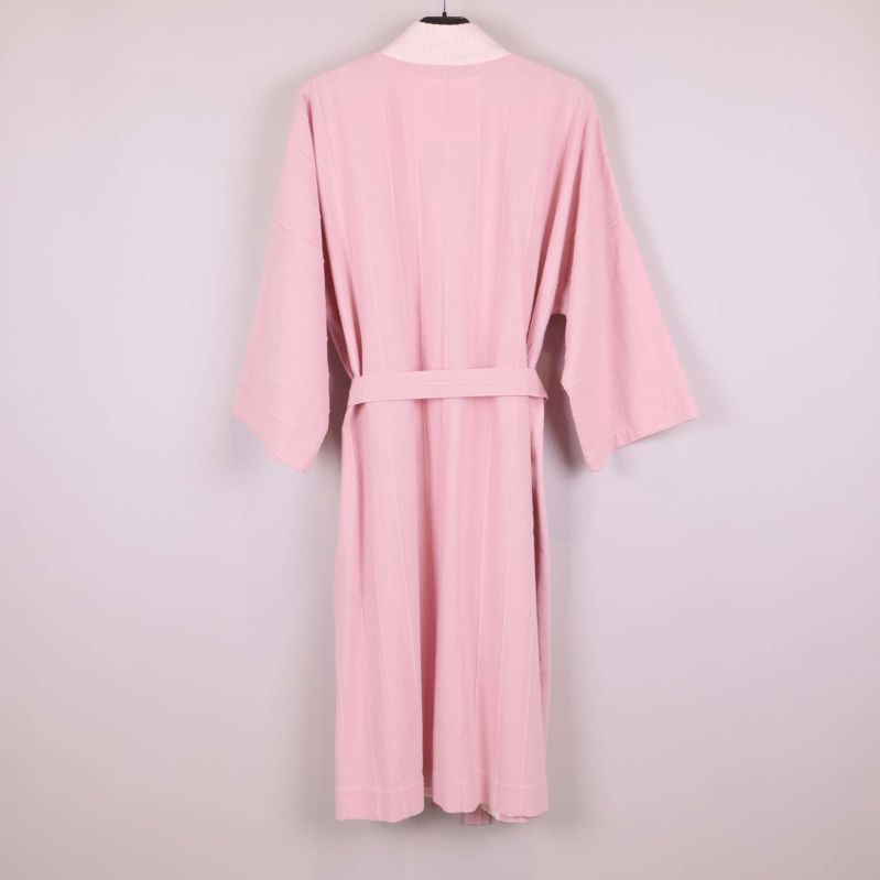 Baksidan av rosa kimono med bälte