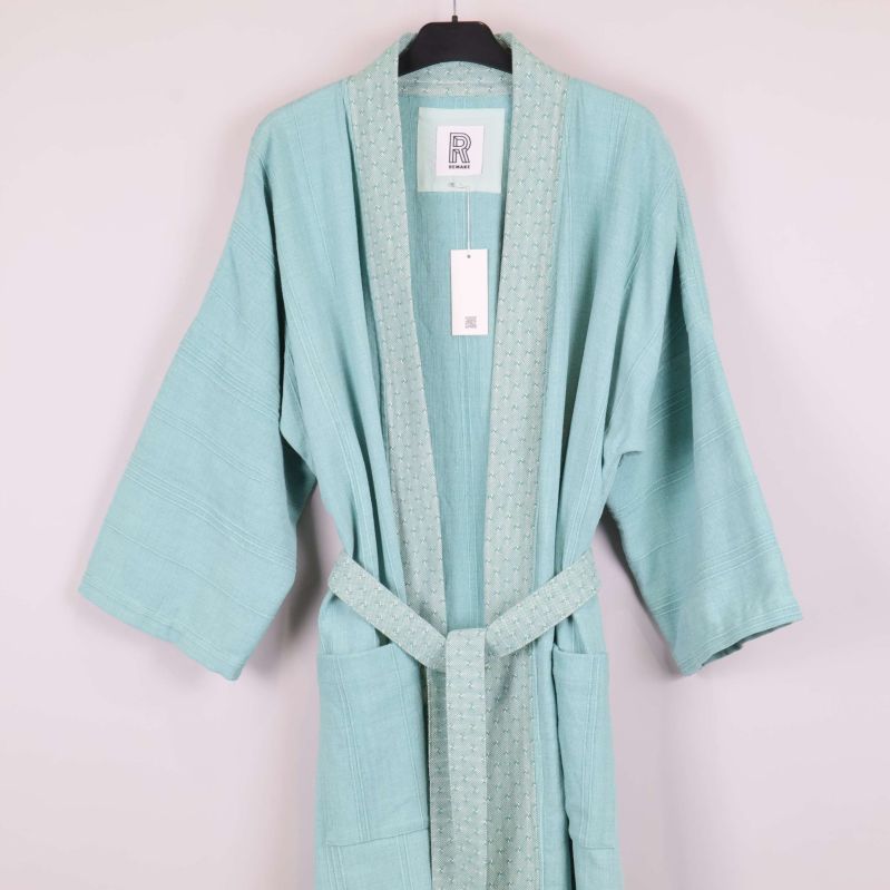 Kimono på galge med tydligt knytband framtill