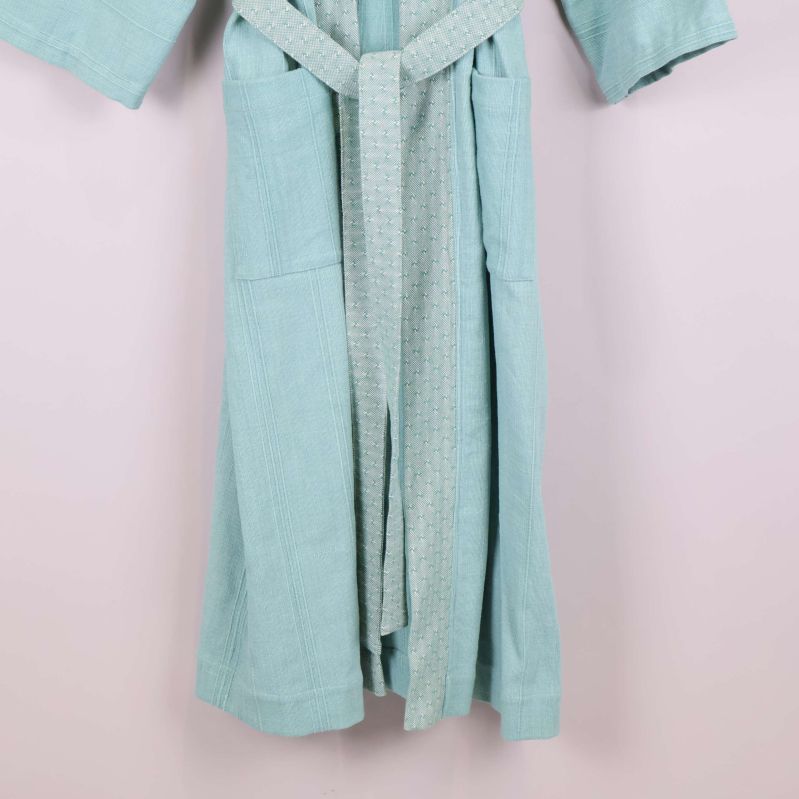 Närbild av fickor och midjedetaljer på kimono
