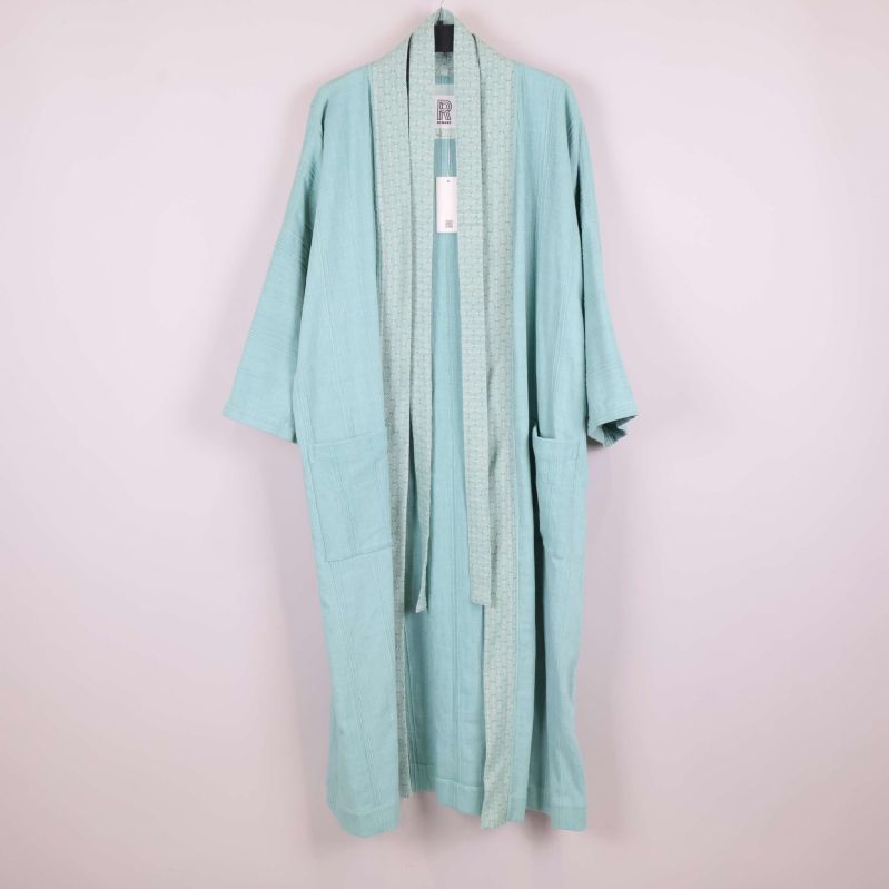 Ljusblå kimono sedd rakt framifrån på galge
