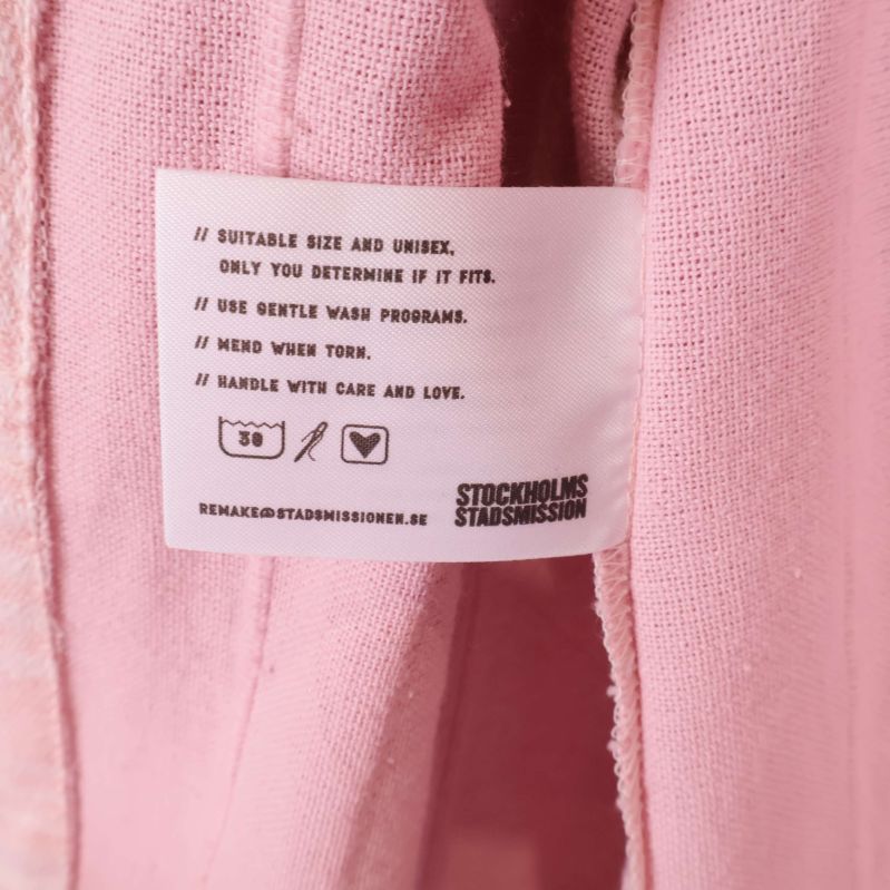 Tvättrådsetikett i rosa kimono med instruktioner