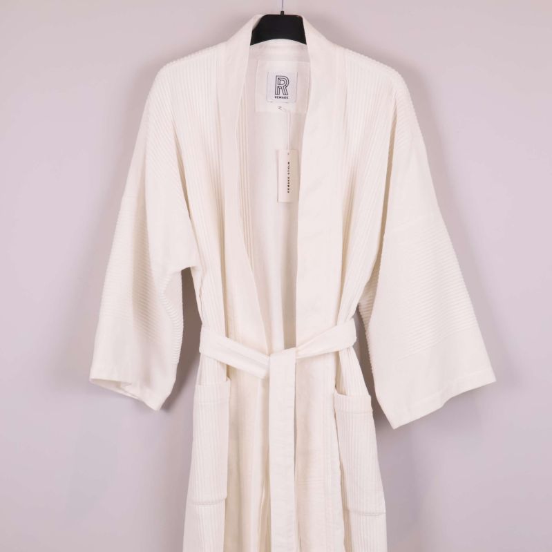 Kimono i närbild visar detaljer som fickor och skärp