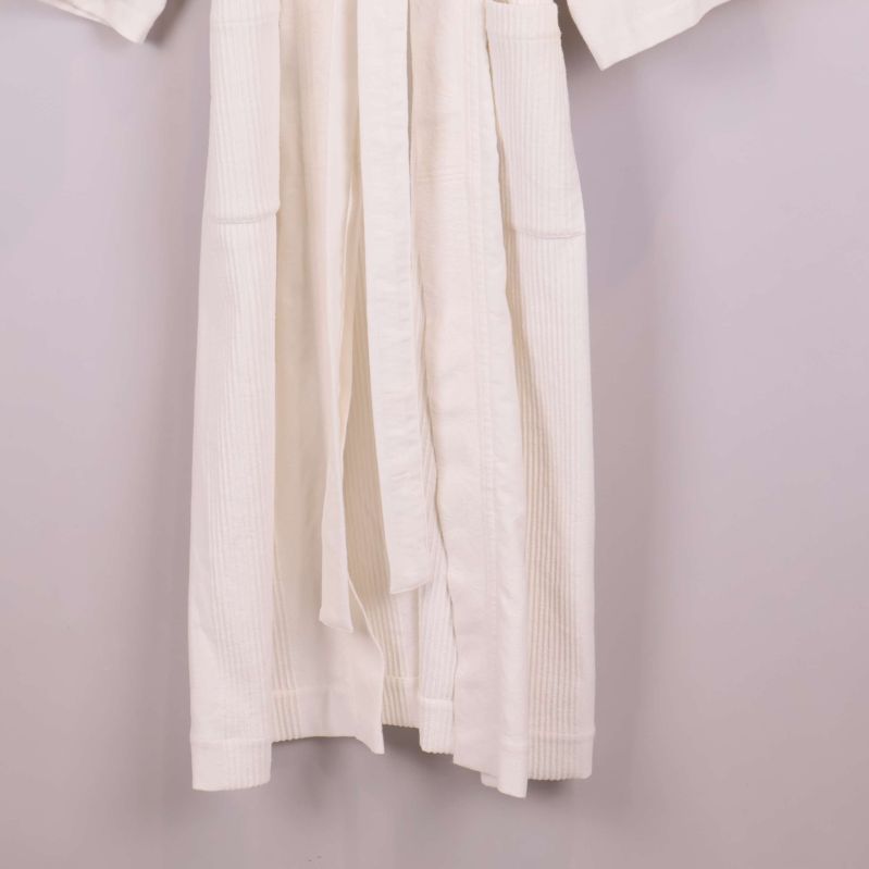 Närbild på nedre delen av kimono med struktur och fickor