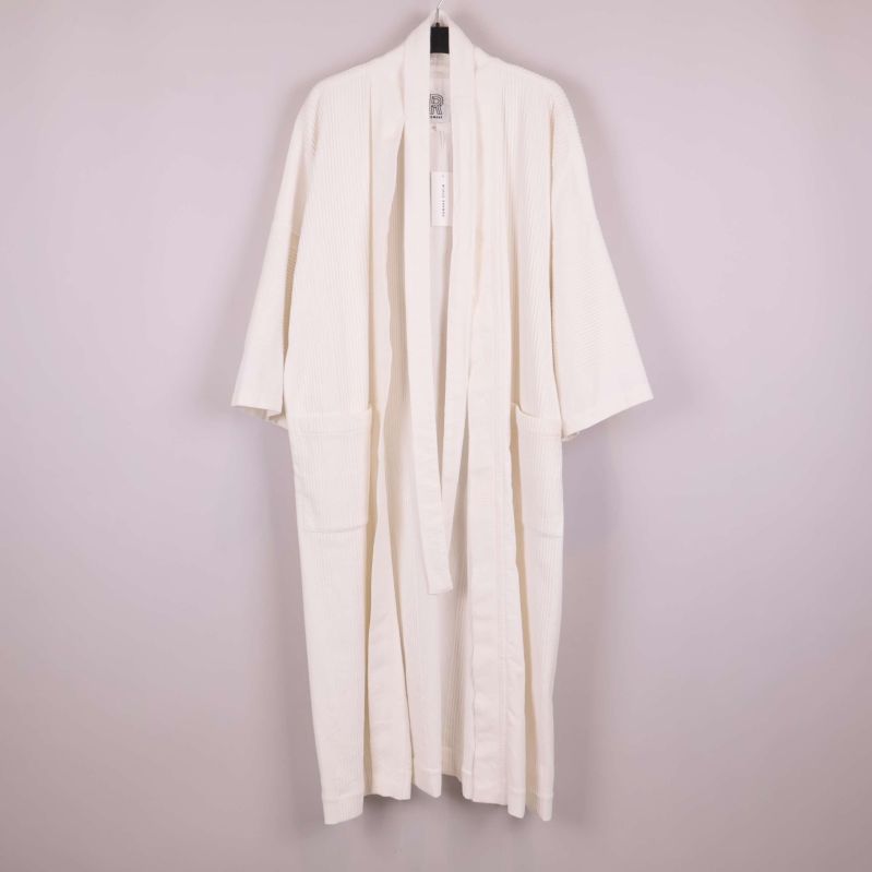 Kimono upphängd framifrån, visar struktur och passform