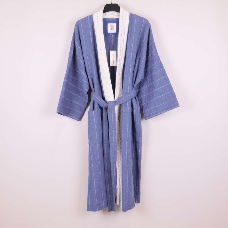 Blå kimono med vita ränder och bälte på galge