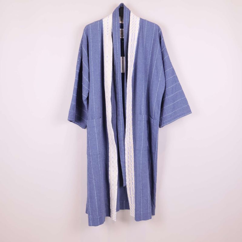 Kimono framifrån utan knytband knutet