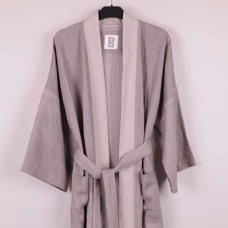 Närbild framtill på kimono med markerad kontrastkant och skärp
