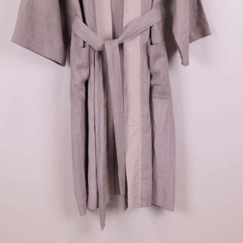 Nedre delen av kimono med synligt skärp och fickor