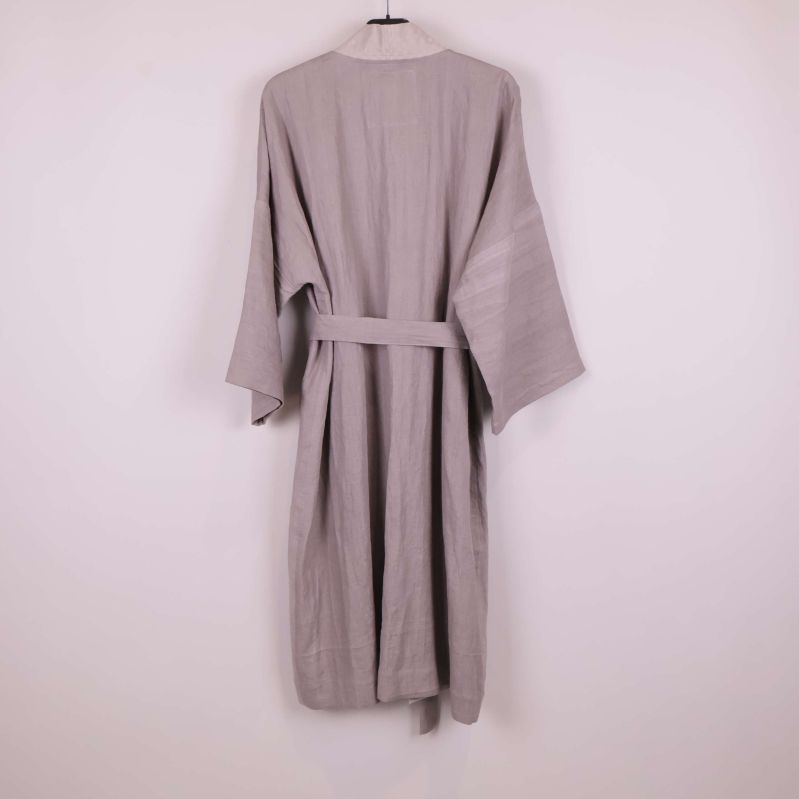 Kimono i grått visad bakifrån med tillhörande skärp
