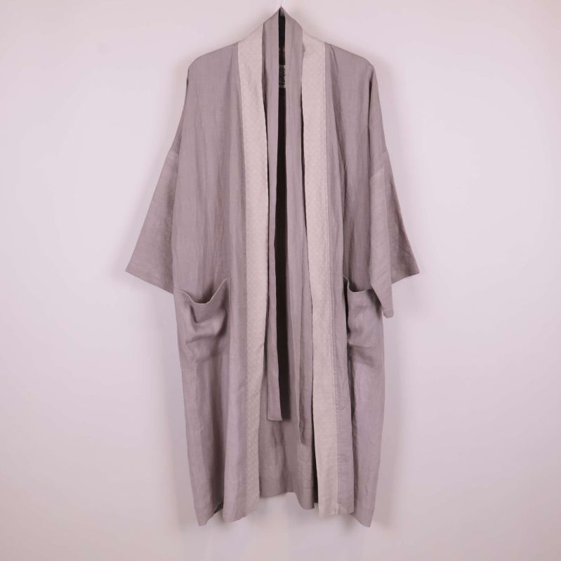 Kimono i grått med kontrastkant visad bakifrån, upphängd på galge