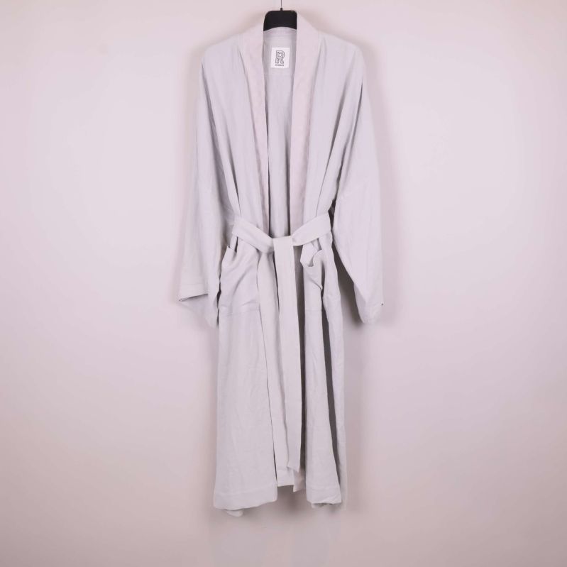 Lång ljusgrå kimono med bälte framifrån