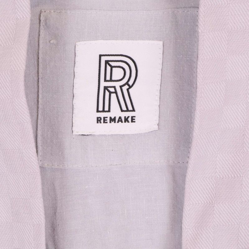 Närbild av Remake-märke på insida krage