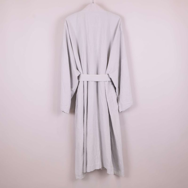 Baksidan av ljusgrå kimono med bälte i midjan