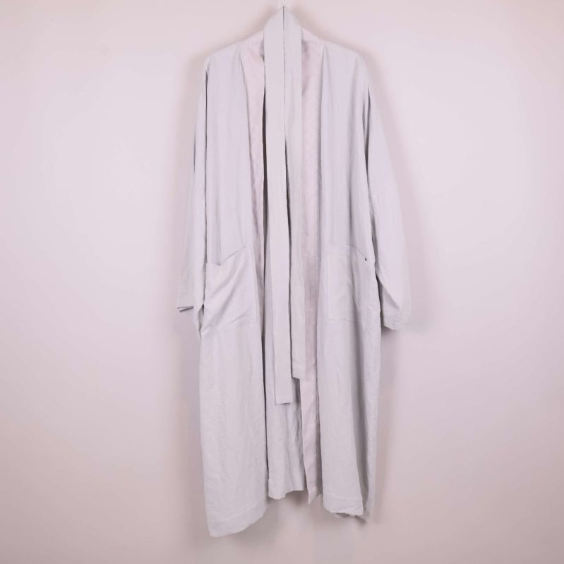 Kimono i ljusgrått med fickor och bälte, bakifrån