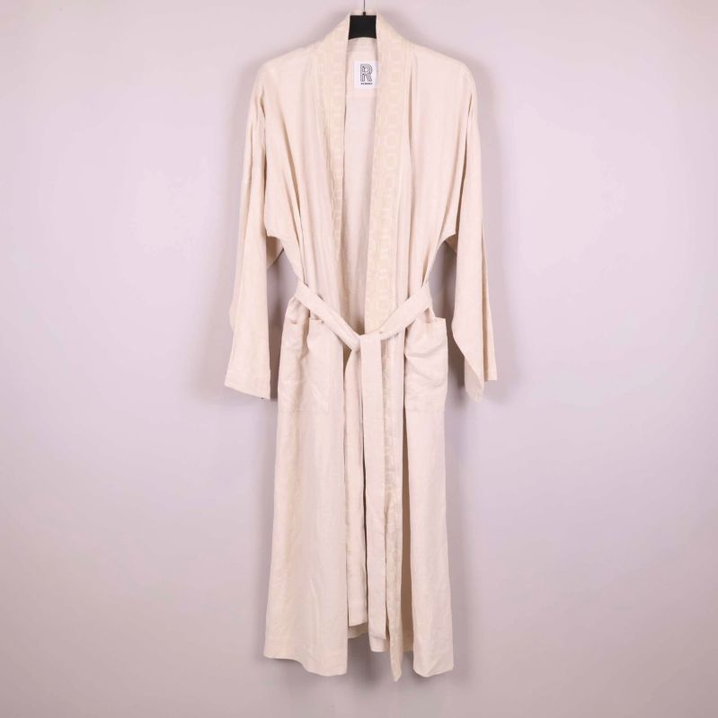 Lång ljus kimono på galge sedd framifrån