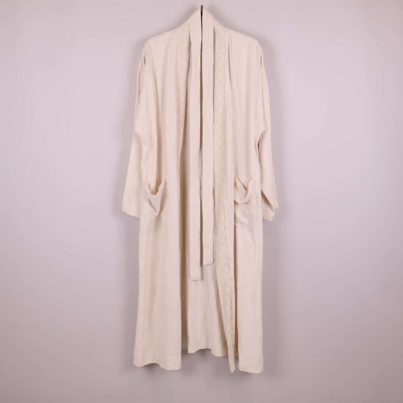 Lång ljus kimono på galge, baksidan synlig