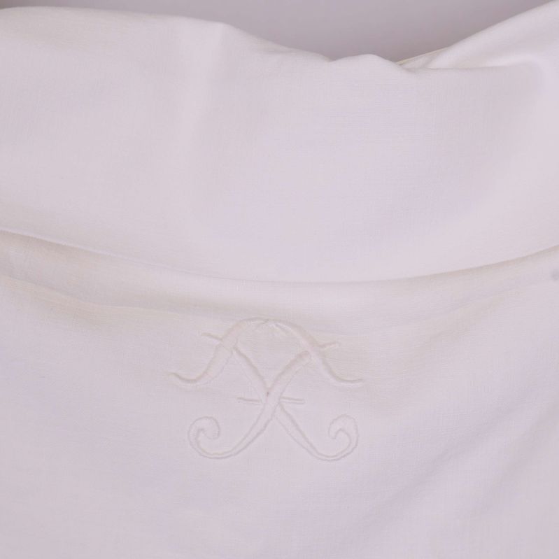 Närbild av broderad dekoration framtill på överdelen