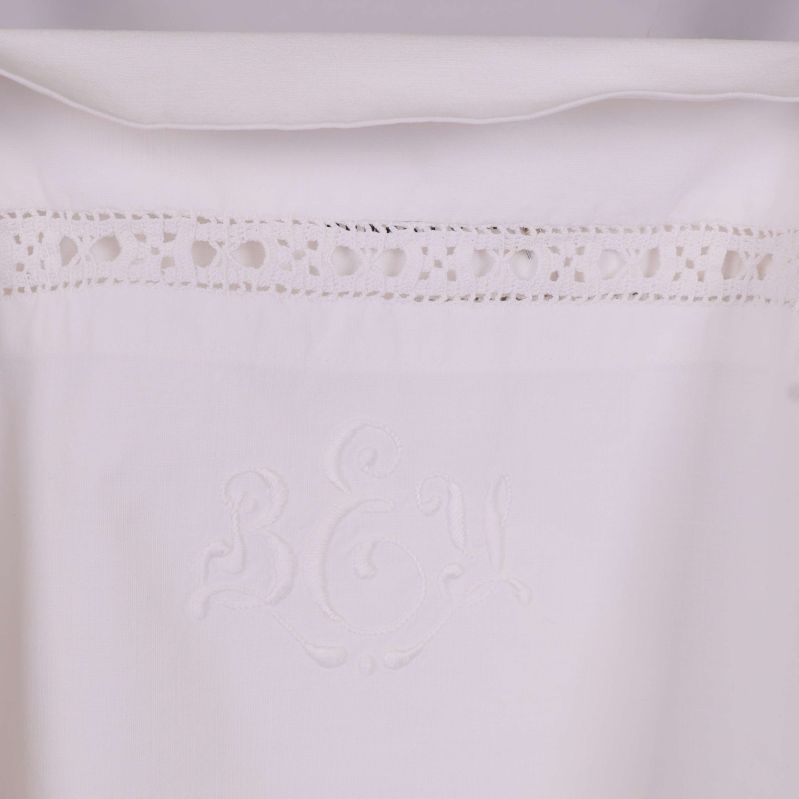 Närbild på diskret broderi mitt fram på toppen