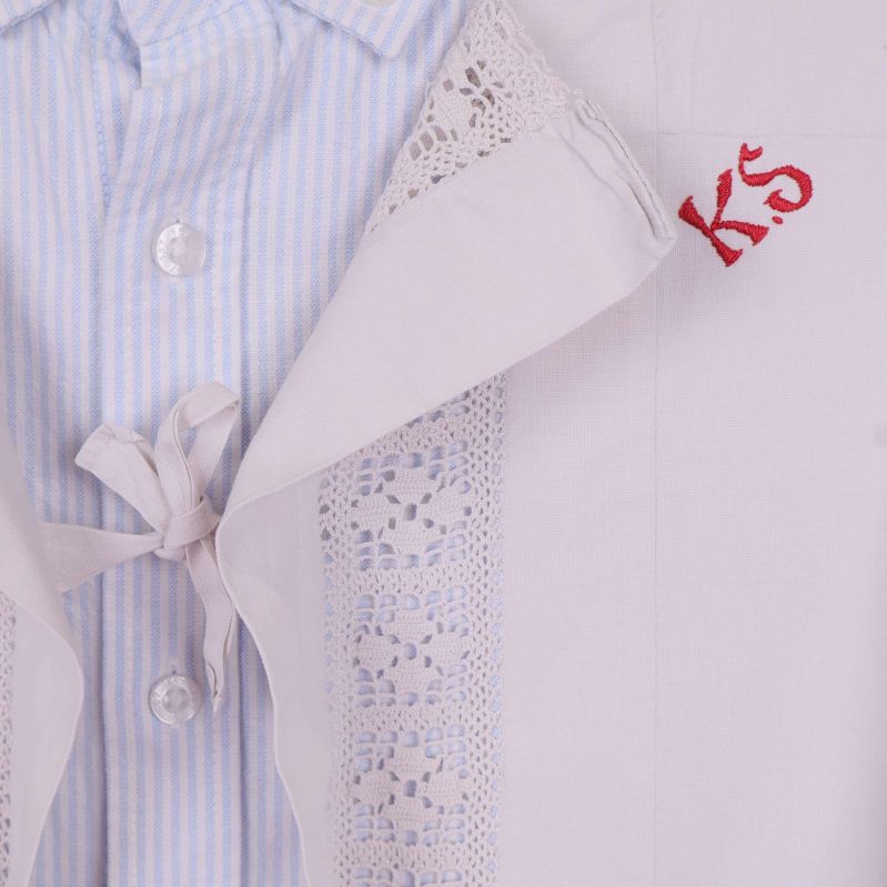 Närbild på främre knytning och monogramdetalj i rött