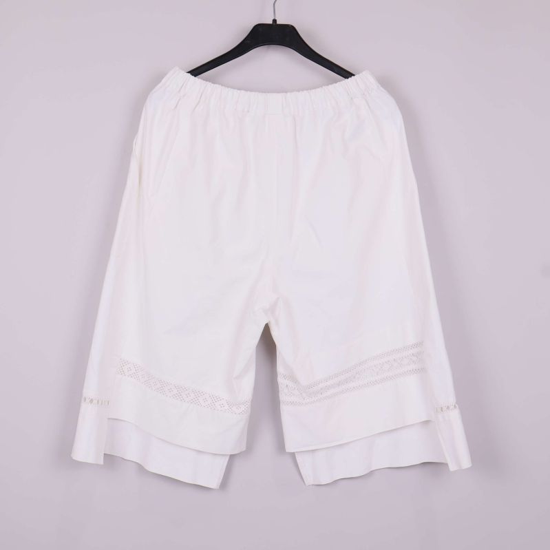 Vita shorts med spetsband bak 