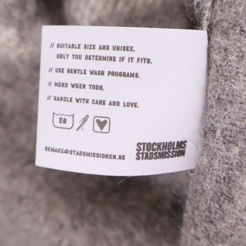 Tvätt- och skötselrådsetikett på insidan av koftan