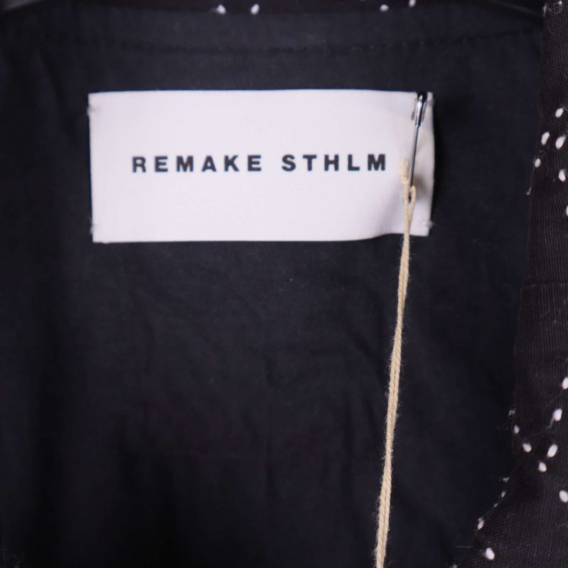 Etikett inuti jackan med texten Remake STHLM
