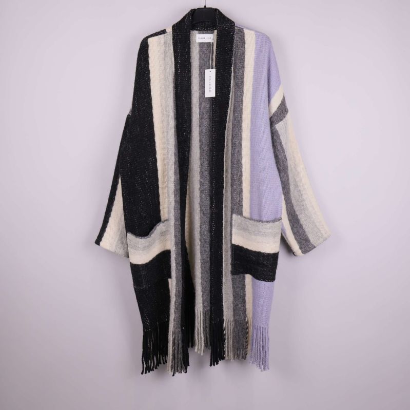 Långrandig cardigan med fickor och fransar framifrån