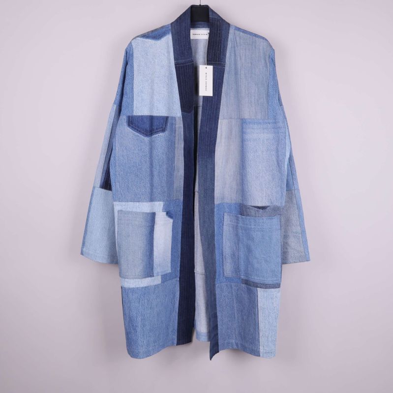 Framsida av lång patchworkkappa i denim med fickor