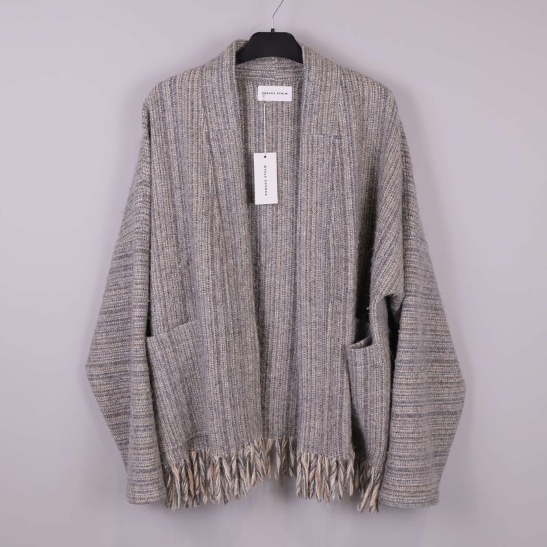 Framsida på gråmelerad kimono med fickor och fransar