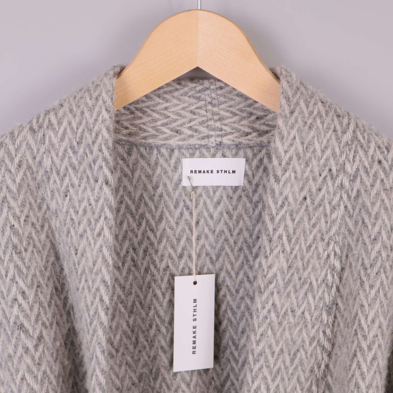 Närbild på kimono med synlig etikett i halsen
