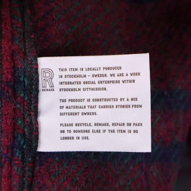 Textetikett inuti jackan om lokal produktion