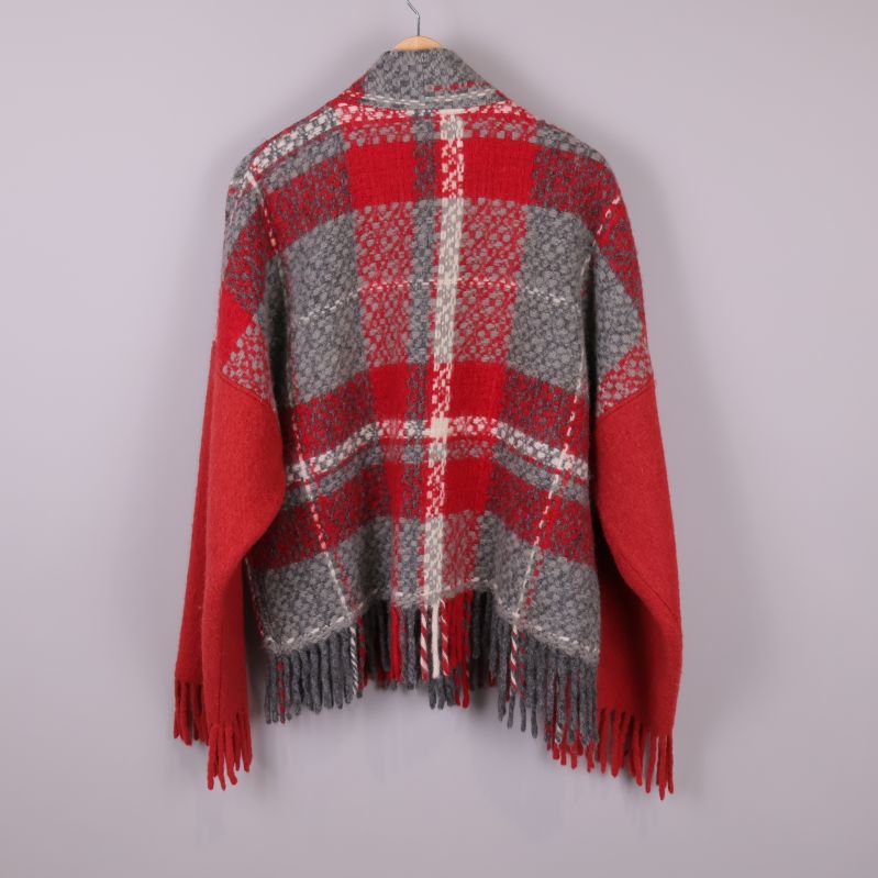 Cardigan i röd och grå rutig design fotograferad bakifrån