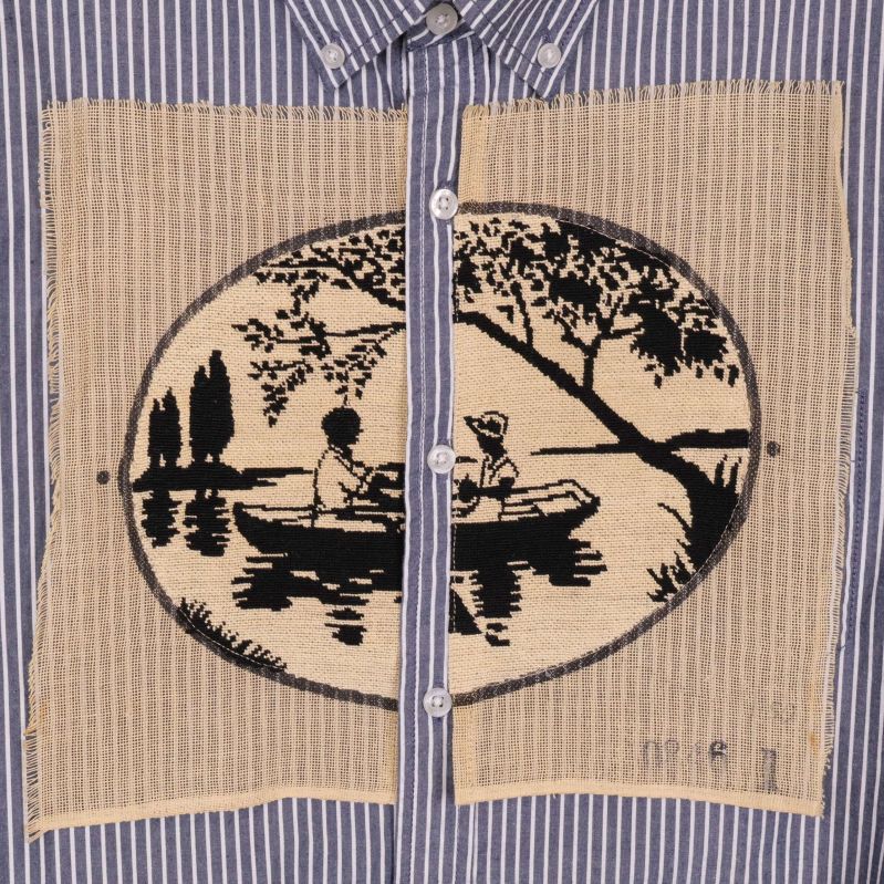Närbild på broderad applikation med motiv på bröstet