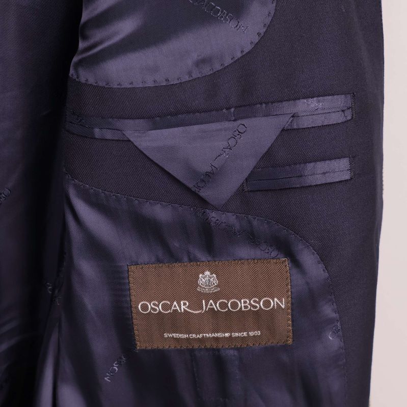 Interiörbild med Oscar Jacobson logotyp på brunt märke