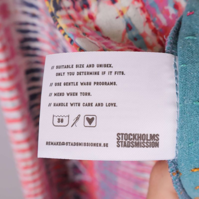 Tvättlapp med skötselråd och kontaktinformation
