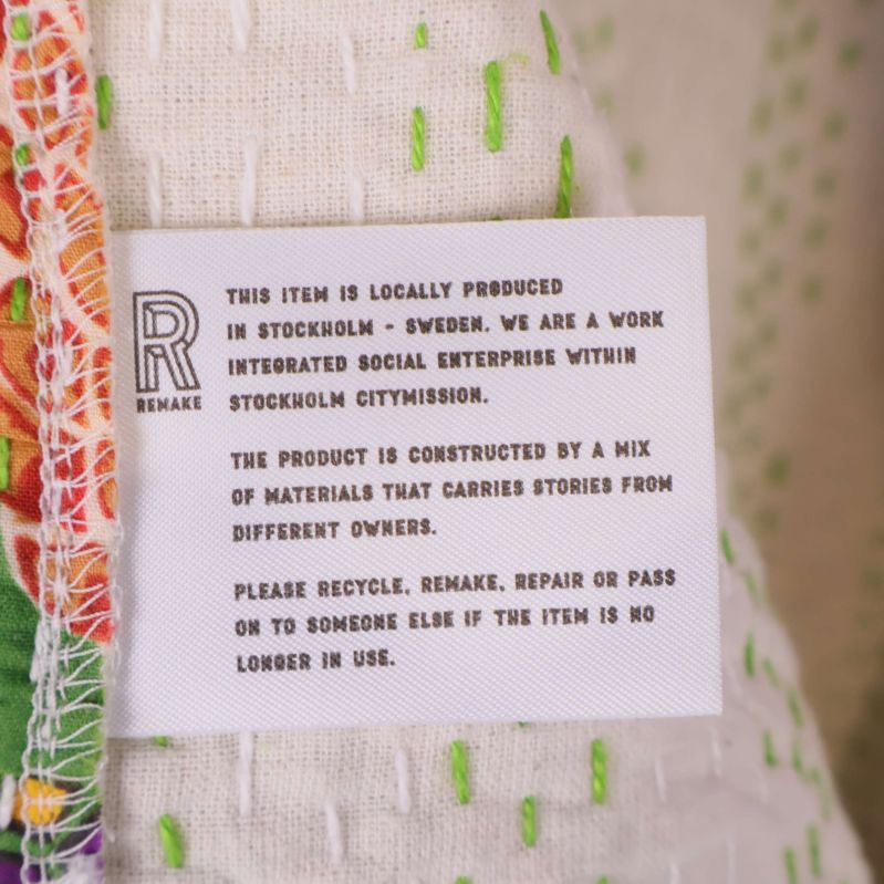Material- och produktionsetikett med engelsk text