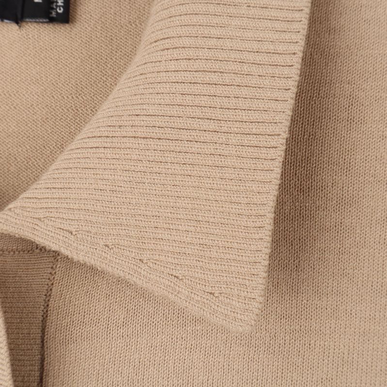 Ribbdetaljer på beige krage