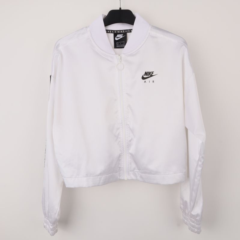 Framsida av vit Nike jacka med dragkedja