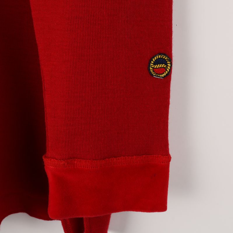 Broderad logotyp på tröjans ärm