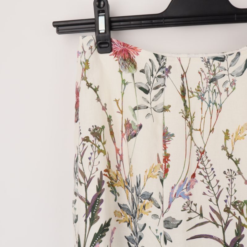 Närbild av kjolens blommigt mönster