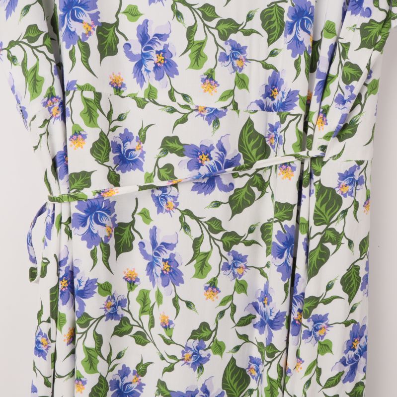 Närbild på klänningens blommiga tyg