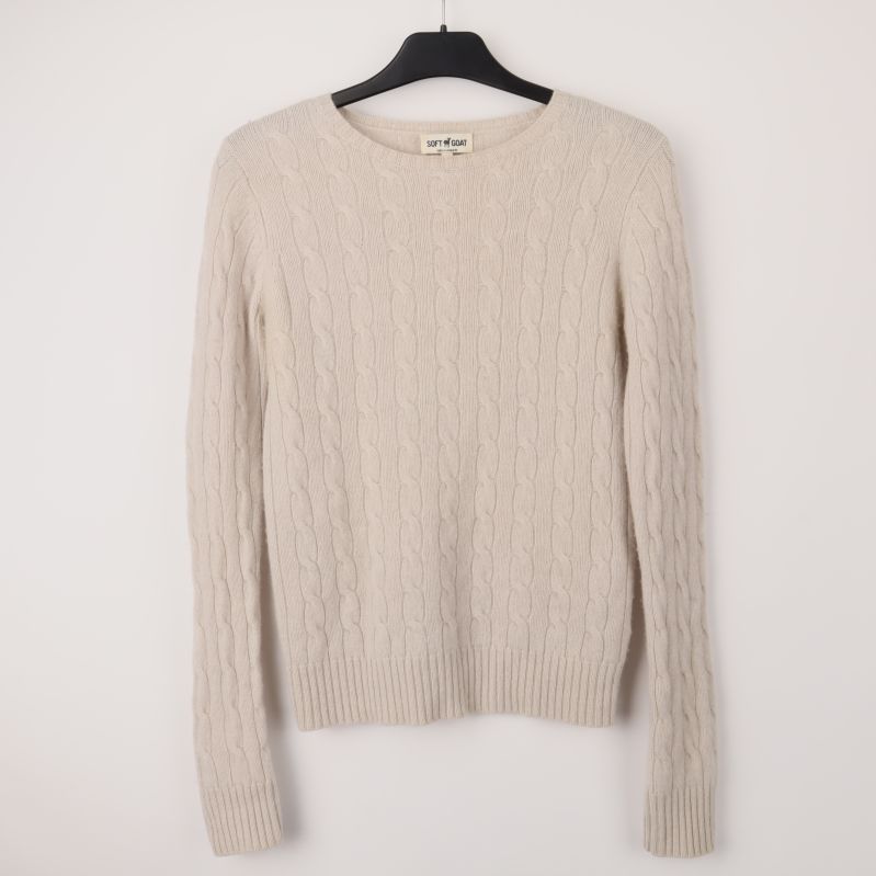 Framifrån kabelstickad beige tröja