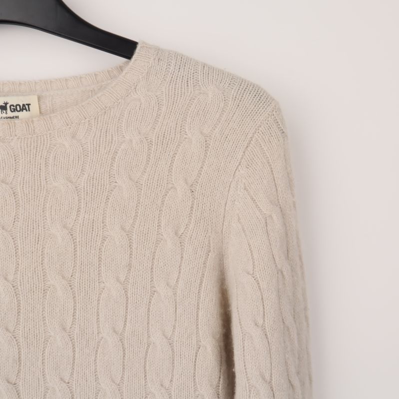 Kabelstickad beige tröja närbild
