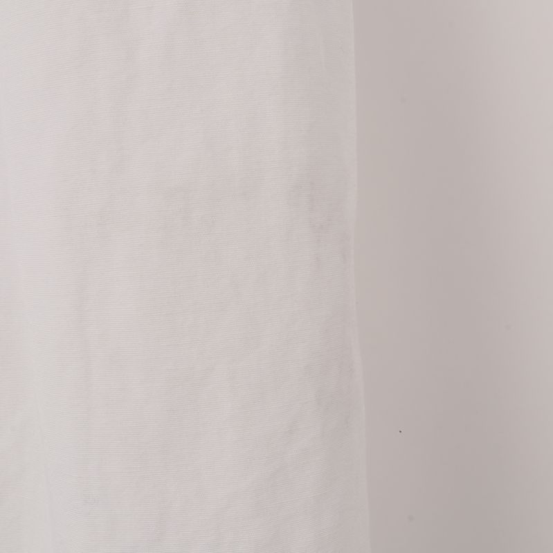Närbild på smuts på klänningen