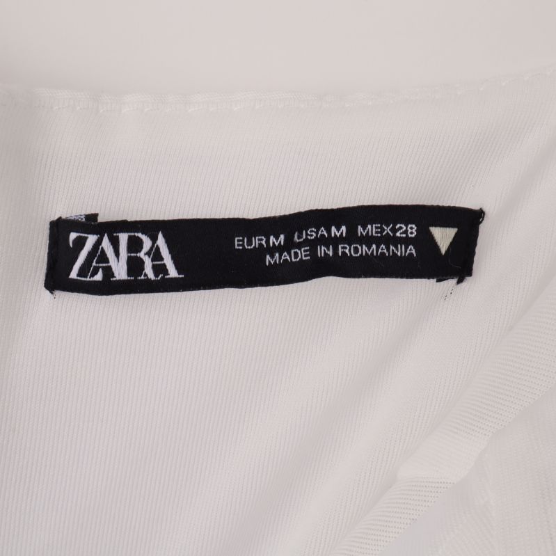 Zara etikett på vit klänning