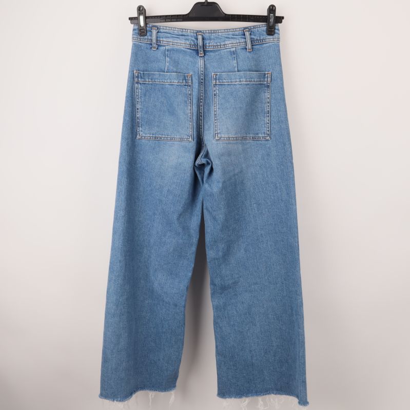 Baksida av jeans med fickor