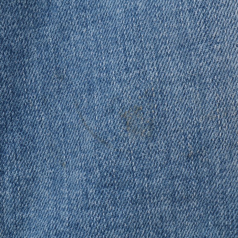 Närbild av fläck längre ner på vänster ben