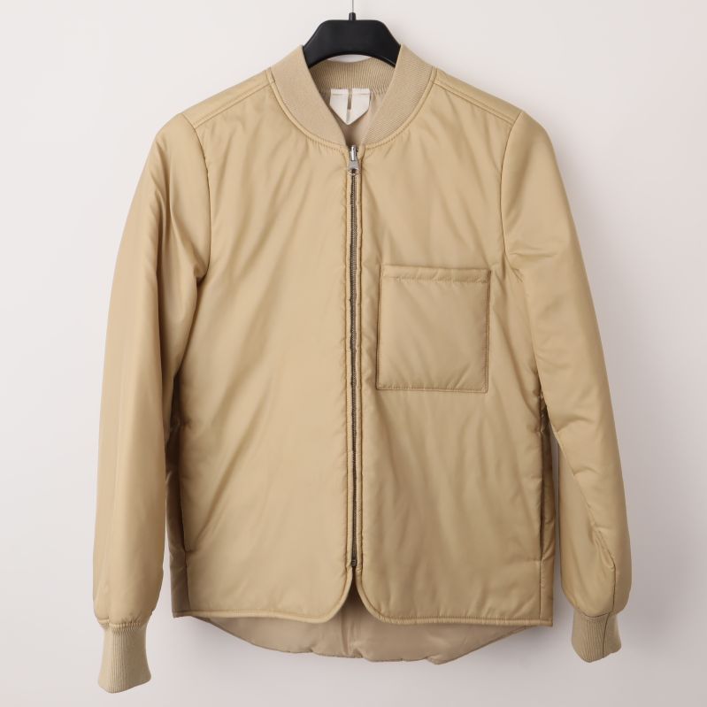 Beige jacka med dragkedja fram och ficka