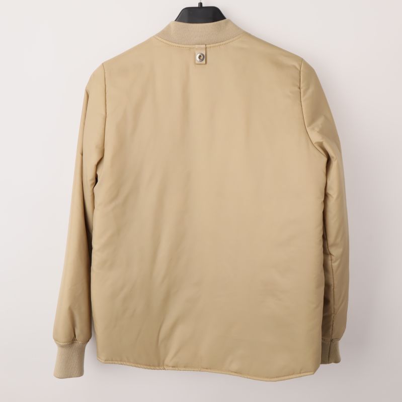 Beige jacka bakifrån med ribbad krage