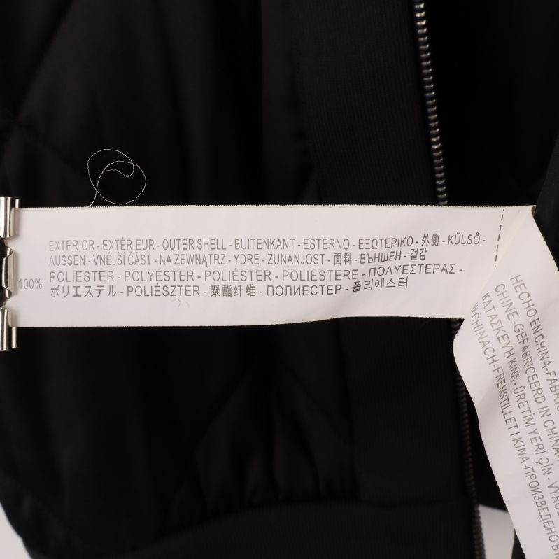 Materialinformation på etikett inuti jackan